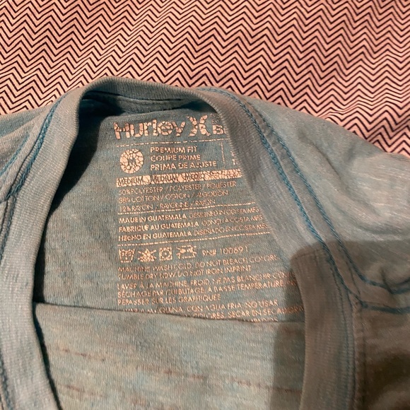 Hurley tshirt - Picture 2 of 2